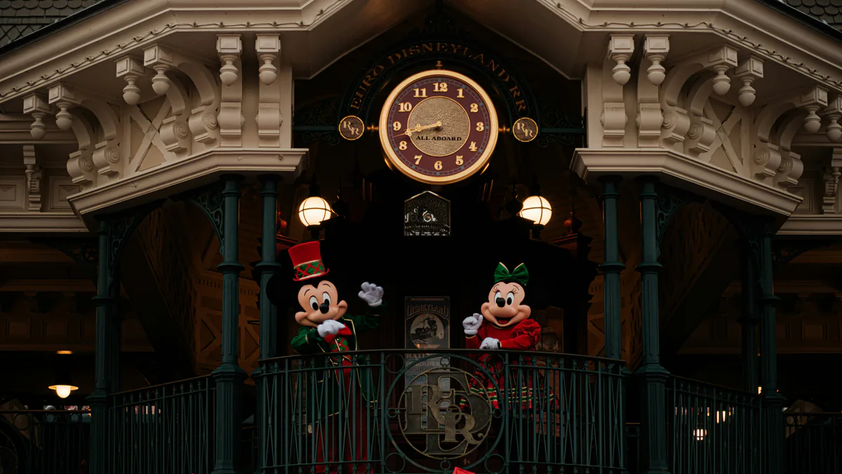 Mickey y Minnie con vestuario festivo en la estación de Main Street de Disneyland Park