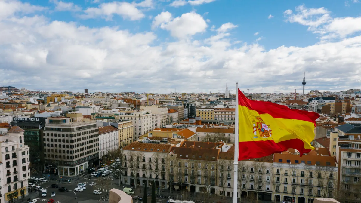 Vista panorámica de una ciudad con la bandera de España