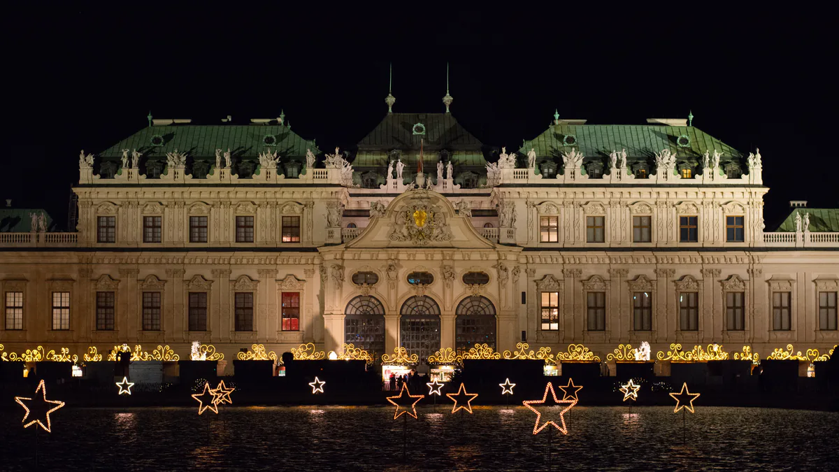 Palacio Belvedere de Viena iluminado durante una noche de diciembre