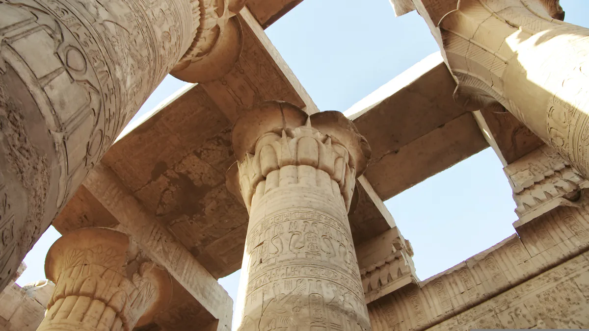 Columnas monumentales del templo de Karnak en Luxor, Egipto