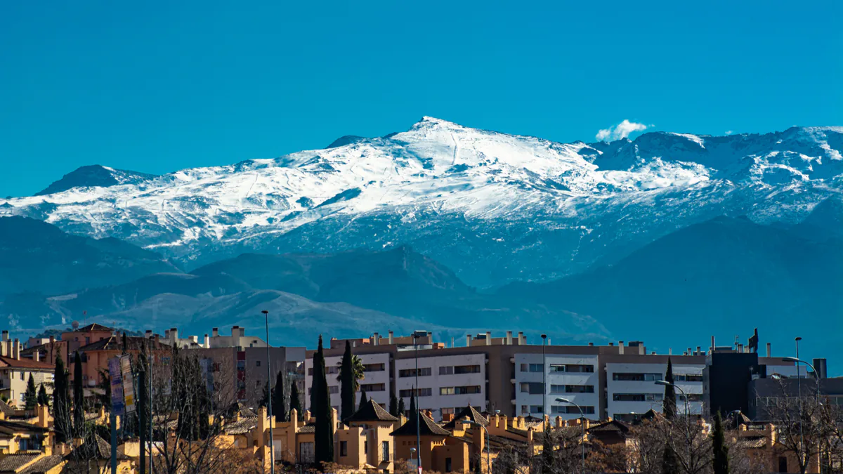 Sierra Nevada cubierta de nieve vista desde la ciudad de Granada