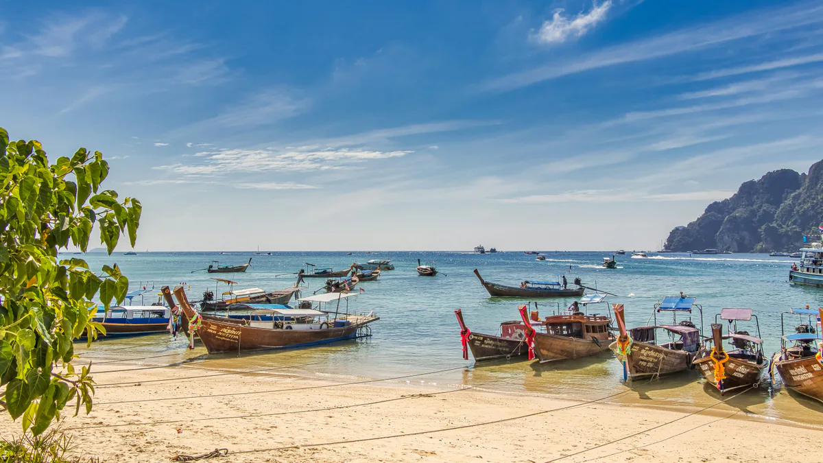 Barcas tradicionales frente a una playa de Krabi en Tailandia