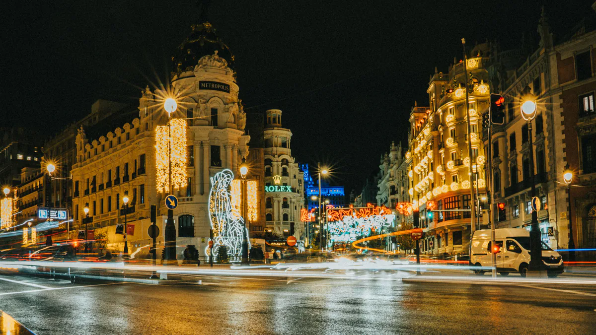 Gran Vía de Madrid iluminada con decoración navideña por la noche