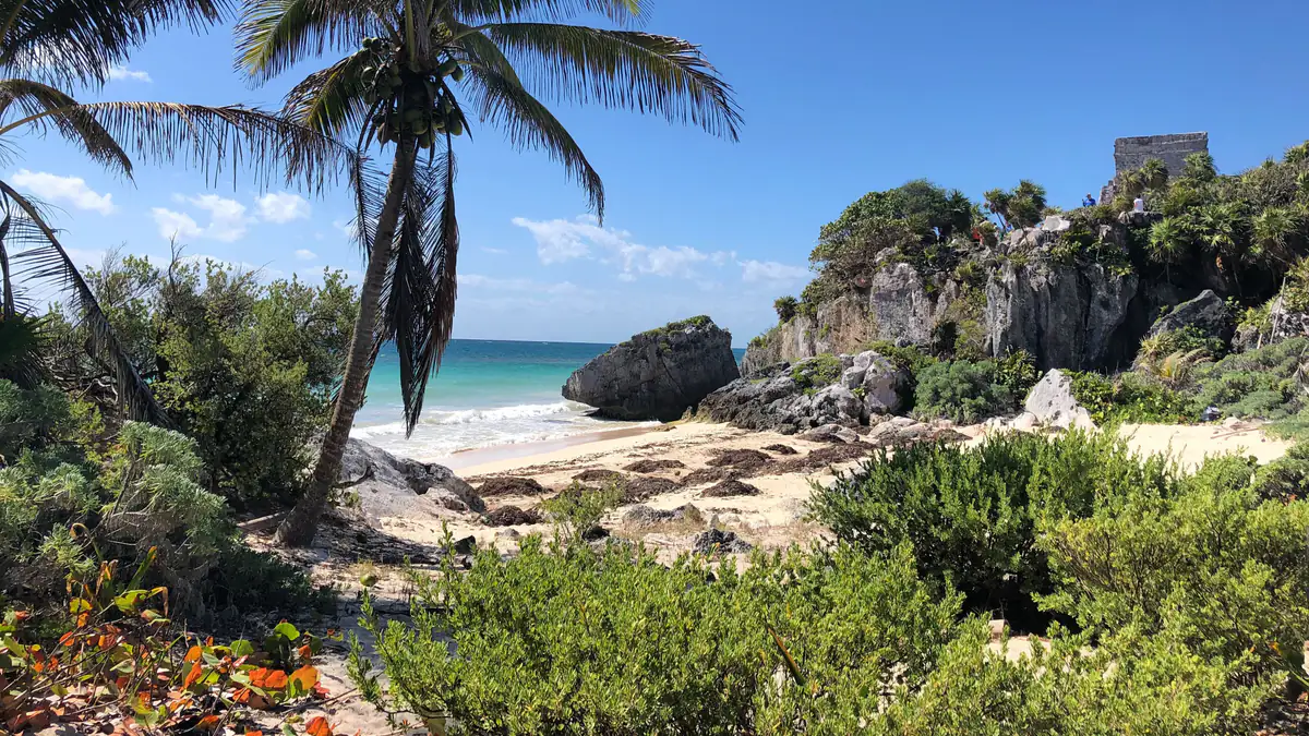 Playa caribeña junto a las ruinas mayas de Tulum en Riviera Maya