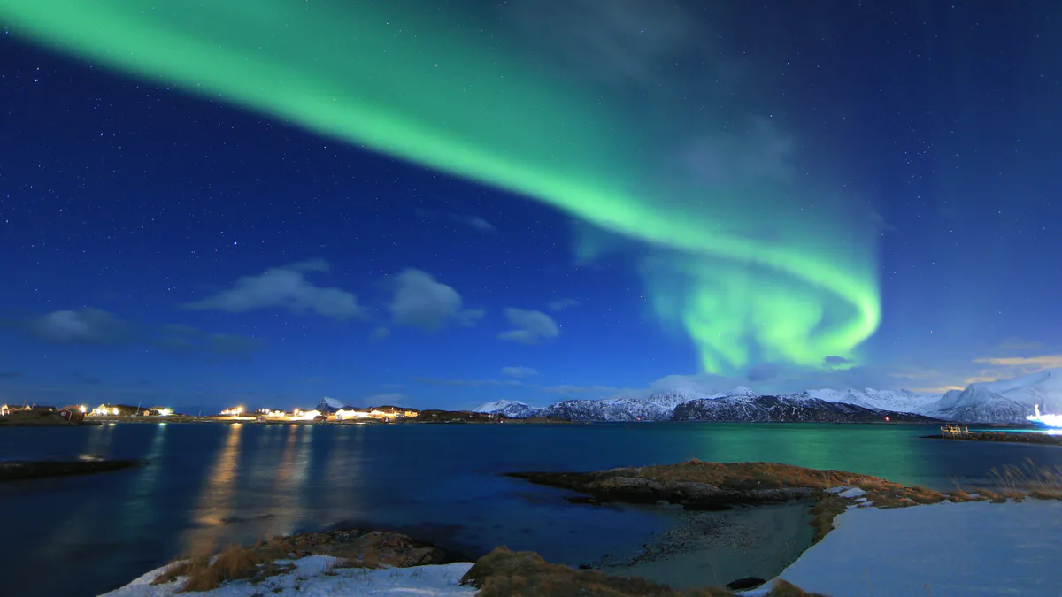Aurora boreal sobre la costa nevada de Tromsø en diciembre