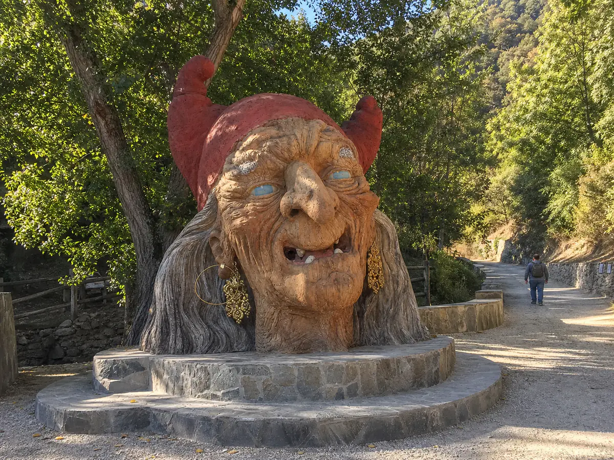Escultura de Baba Yaga junto al sendero de la ruta de brujería de Soportújar