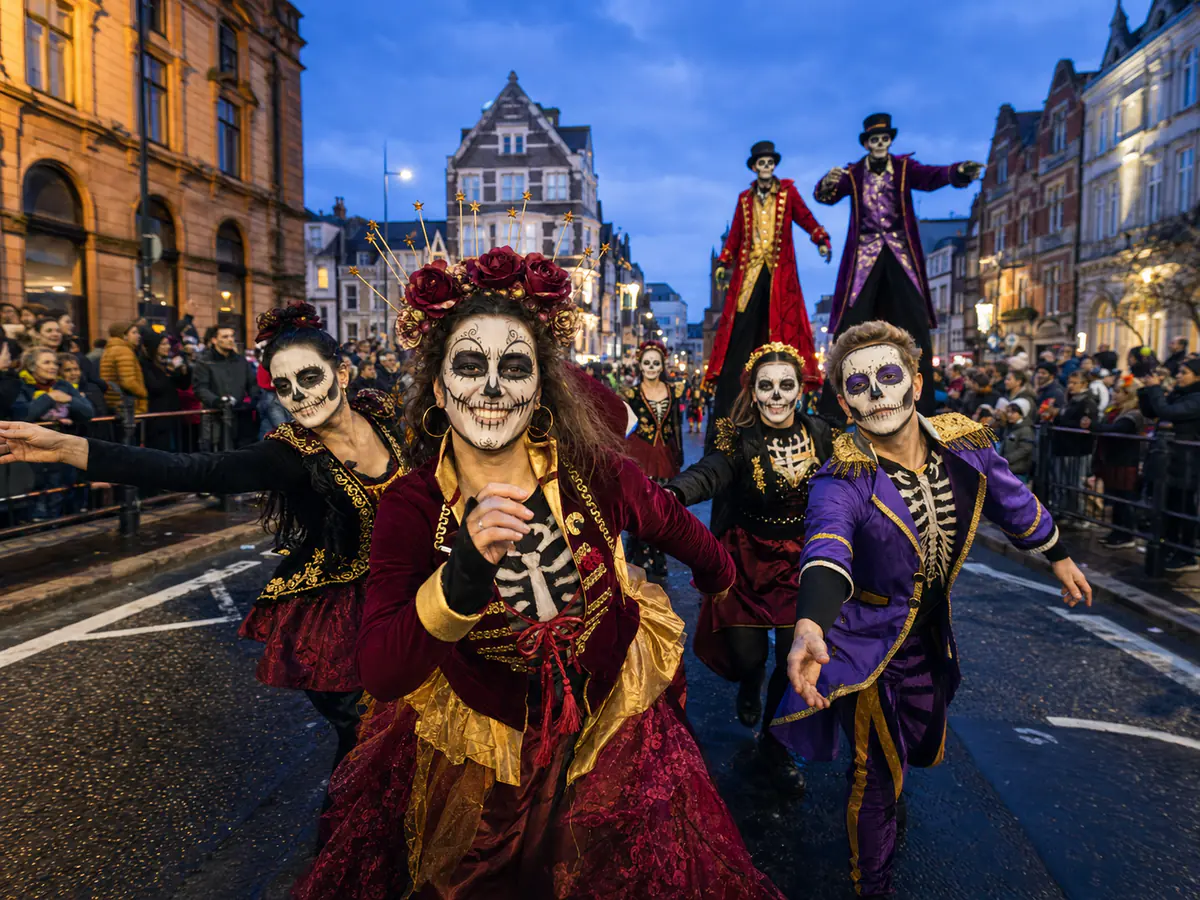Artistas con maquillaje de esqueleto durante el desfile de Derry Halloween