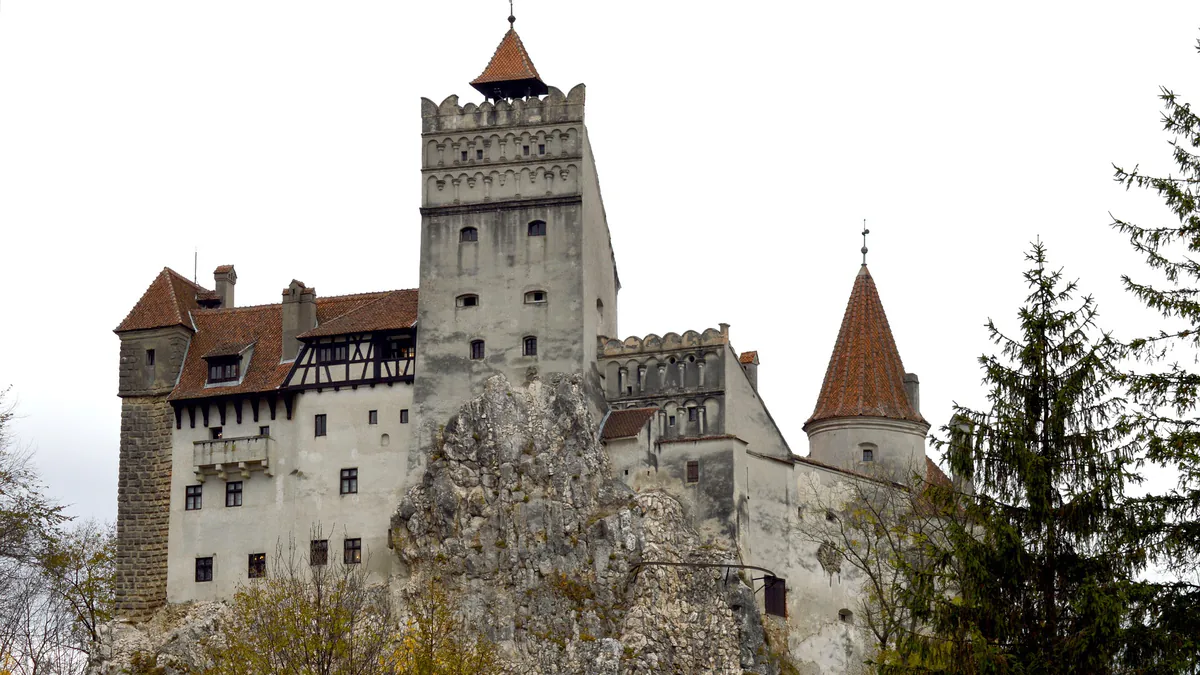 Castillo de Bran entre el paisaje de Transilvania