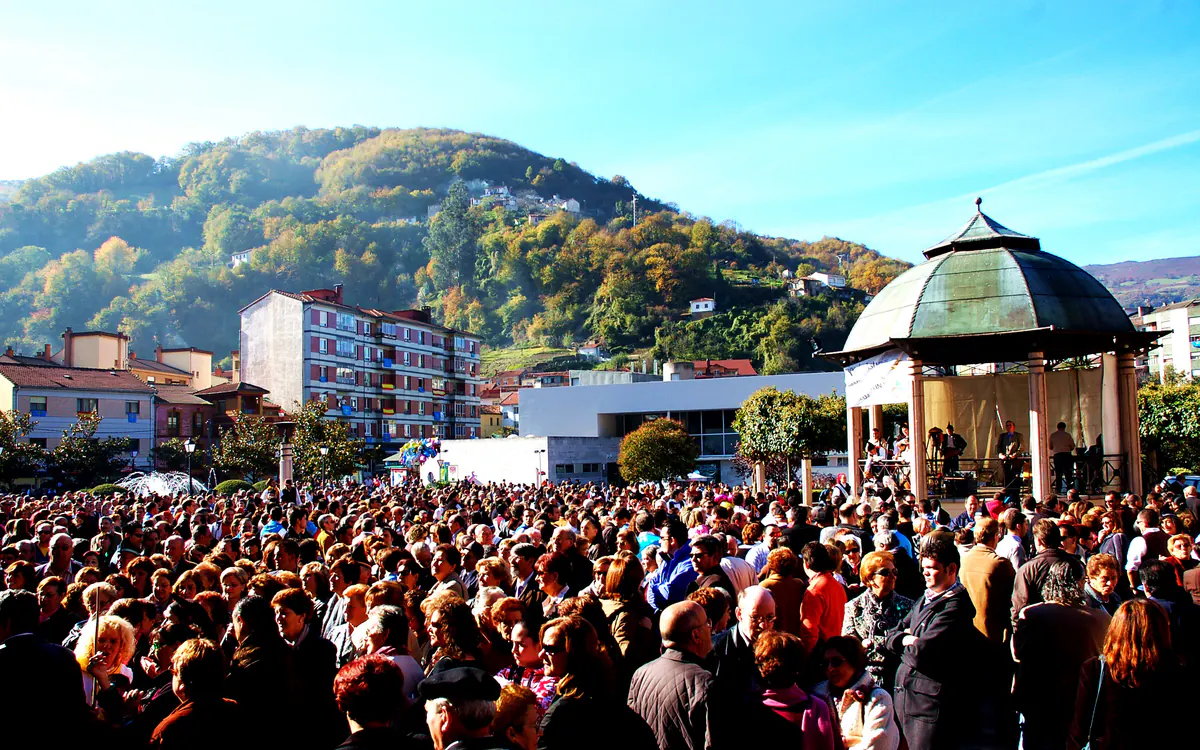 Fiesta de los Humanitarios en Moreda durante un viaje por Asturias en noviembre