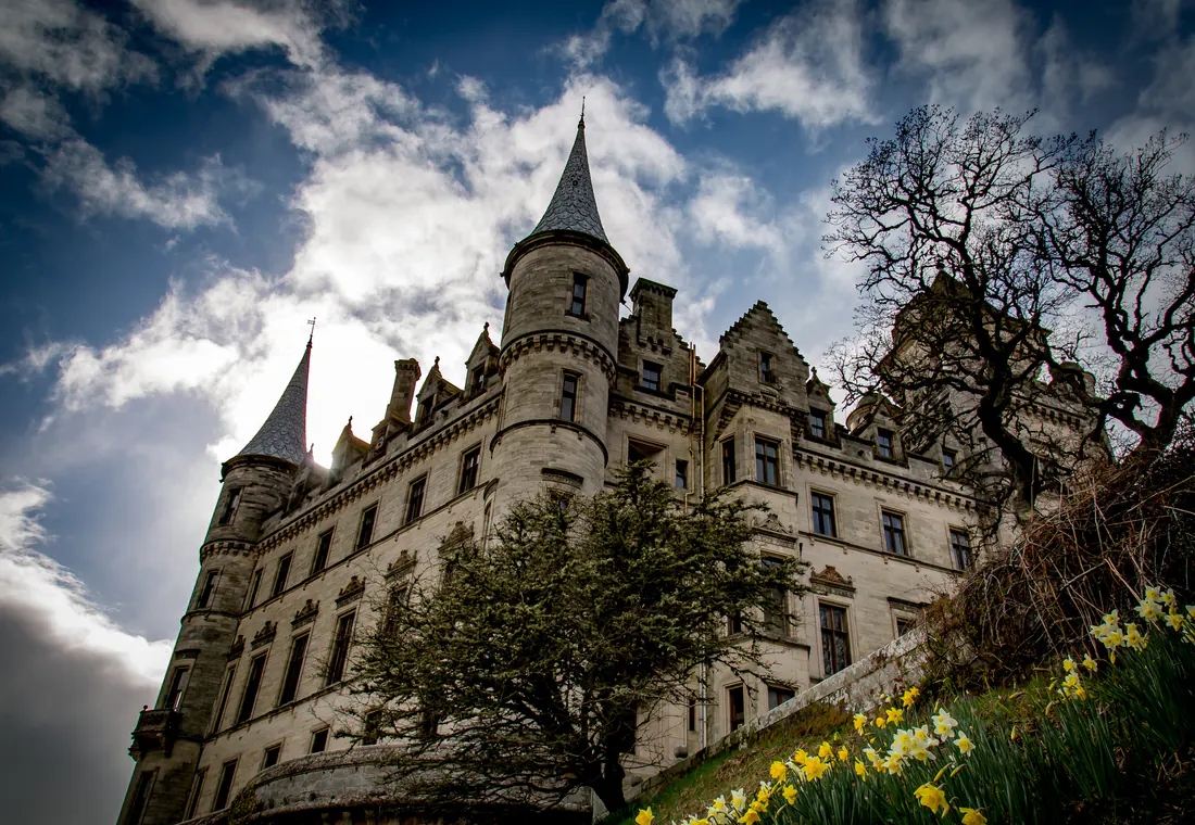 Castillo entre árboles en un viaje de otoño
