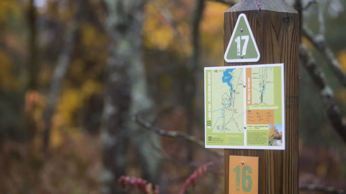 Señal de una ruta en un bosque durante una escapada de otoño