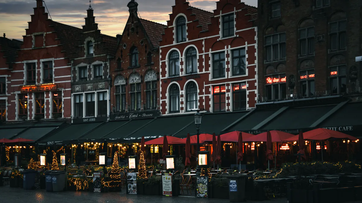 Fachadas históricas de Brujas iluminadas junto a la plaza Markt