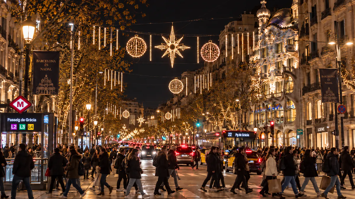 Passeig de Gràcia iluminado durante la Navidad en Barcelona