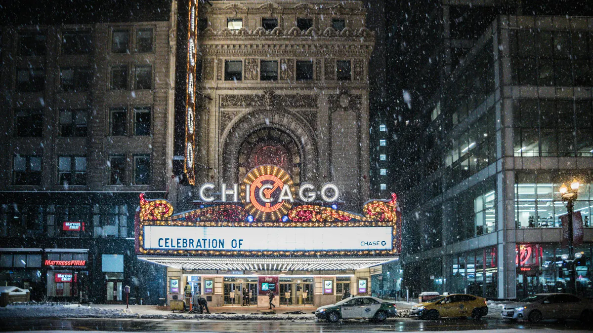 Teatro Chicago iluminado durante una nevada de invierno