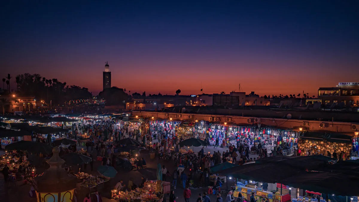 Plaza Jemaa el-Fna y la mezquita Kutubía al atardecer en Marrakech