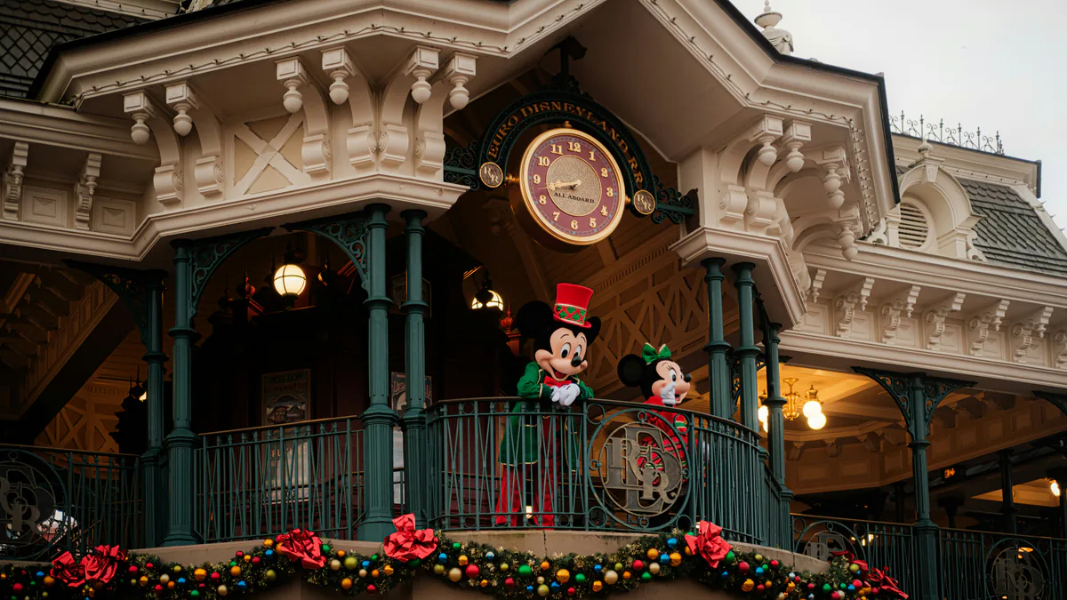 Mickey y Minnie con decoración navideña en Disneyland Paris
