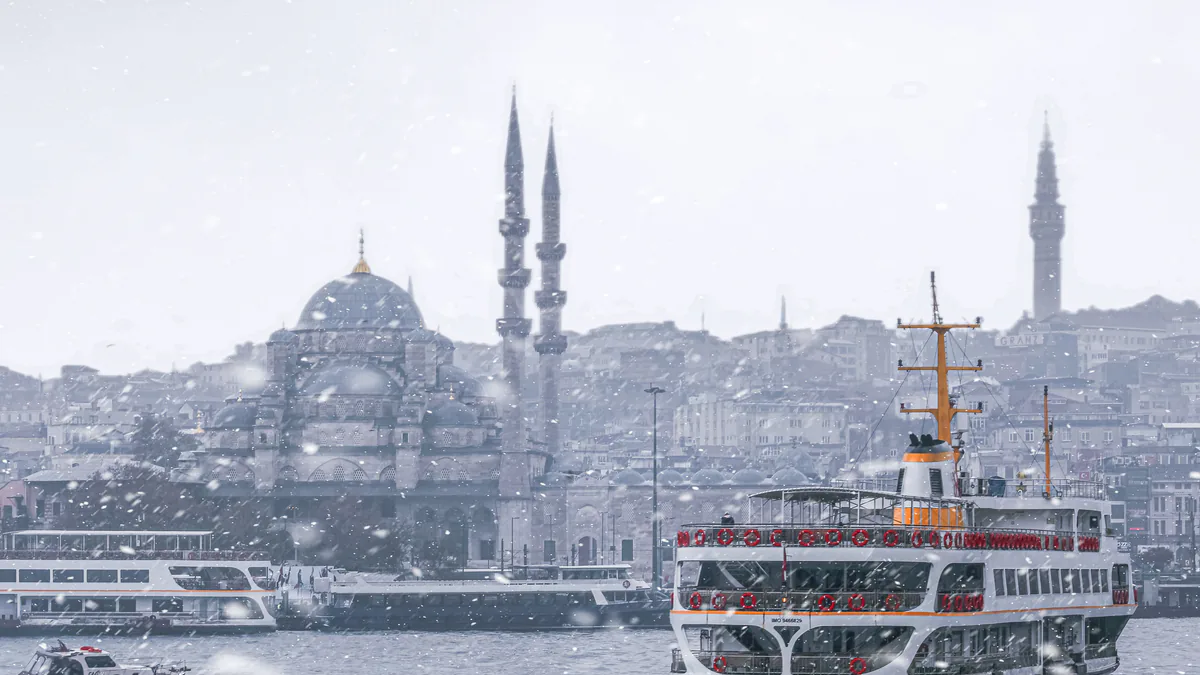 Ferry navegando por el Bósforo durante una nevada en Estambul