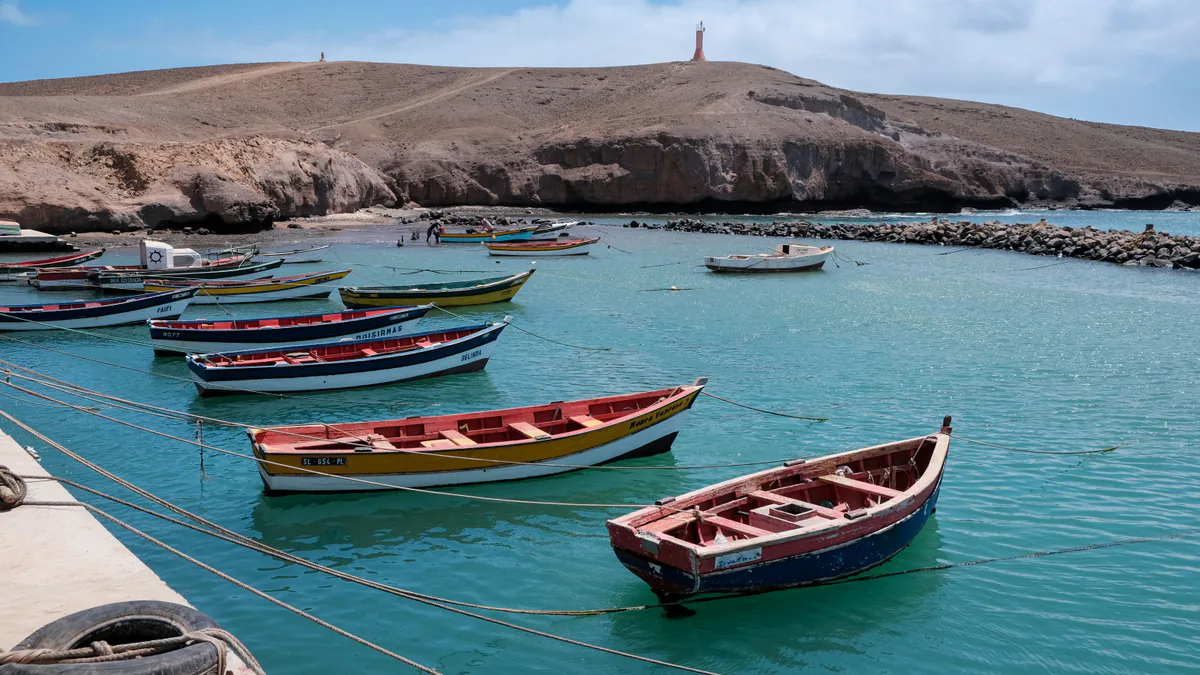 Barcas de colores junto a la costa de la isla de Sal