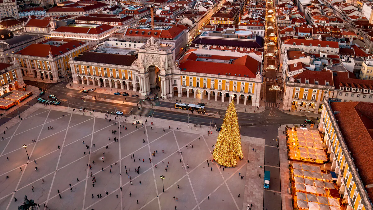 Plaza del Comercio de Lisboa decorada para Navidad vista desde un mirador