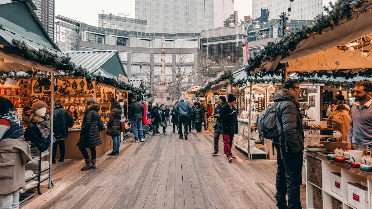 Puestos de un mercado de Navidad concurrido durante el puente de diciembre