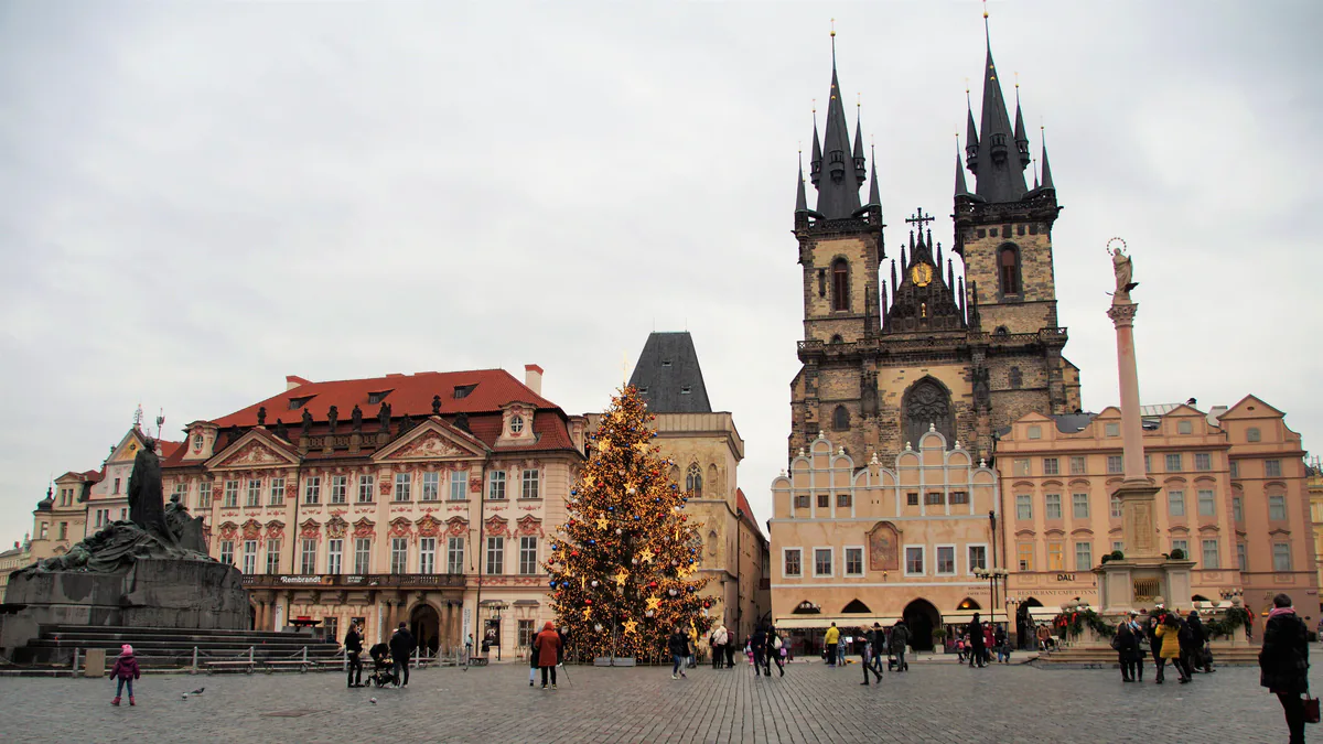 Mercado de Navidad en la Plaza de la Ciudad Vieja de Praga