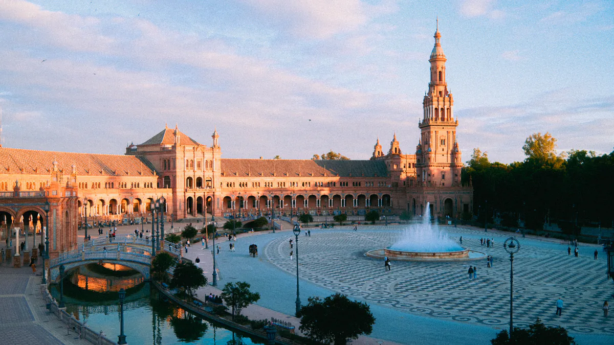 Plaza de España de Sevilla iluminada al atardecer