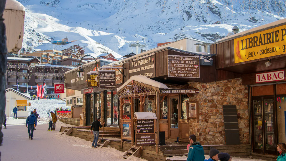 Calles nevadas de Val Thorens al inicio de la temporada de esquí