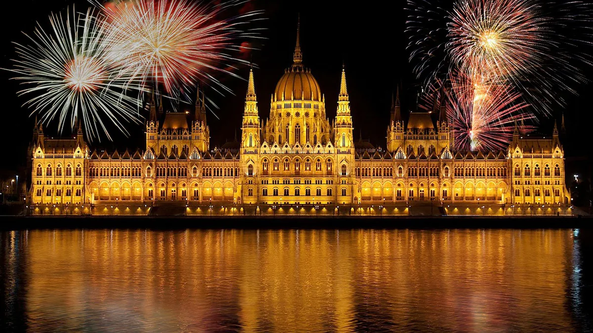 Parlamento de Budapest iluminado junto al Danubio en Fin de Año