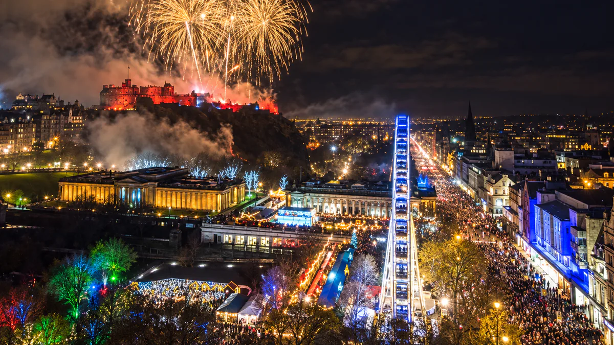 Fuegos artificiales de Hogmanay sobre el castillo y el centro de Edimburgo