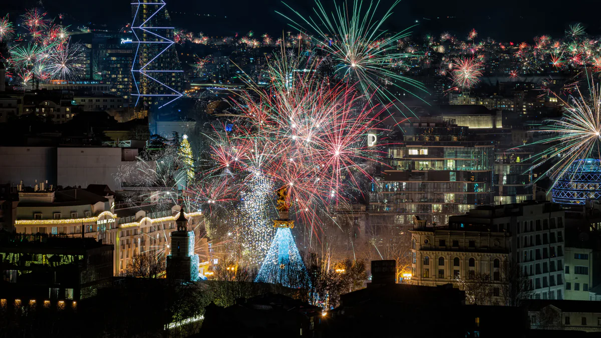 Fuegos artificiales de Fin de Año sobre una ciudad europea iluminada