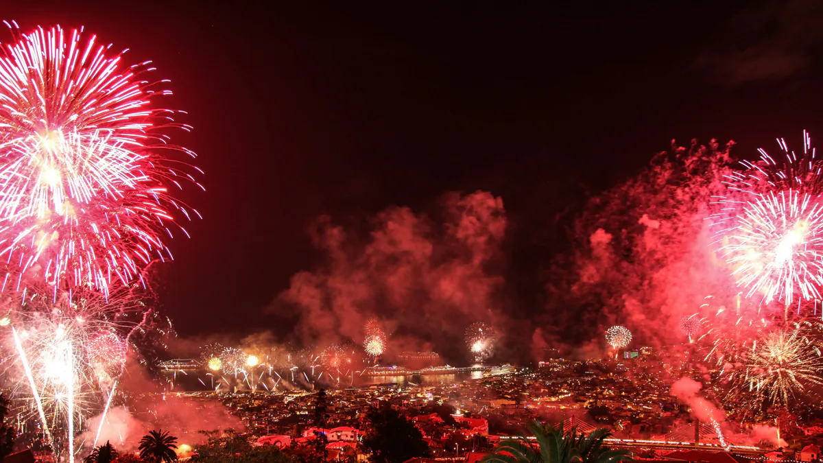 Fuegos artificiales de Fin de Año sobre la bahía de Funchal