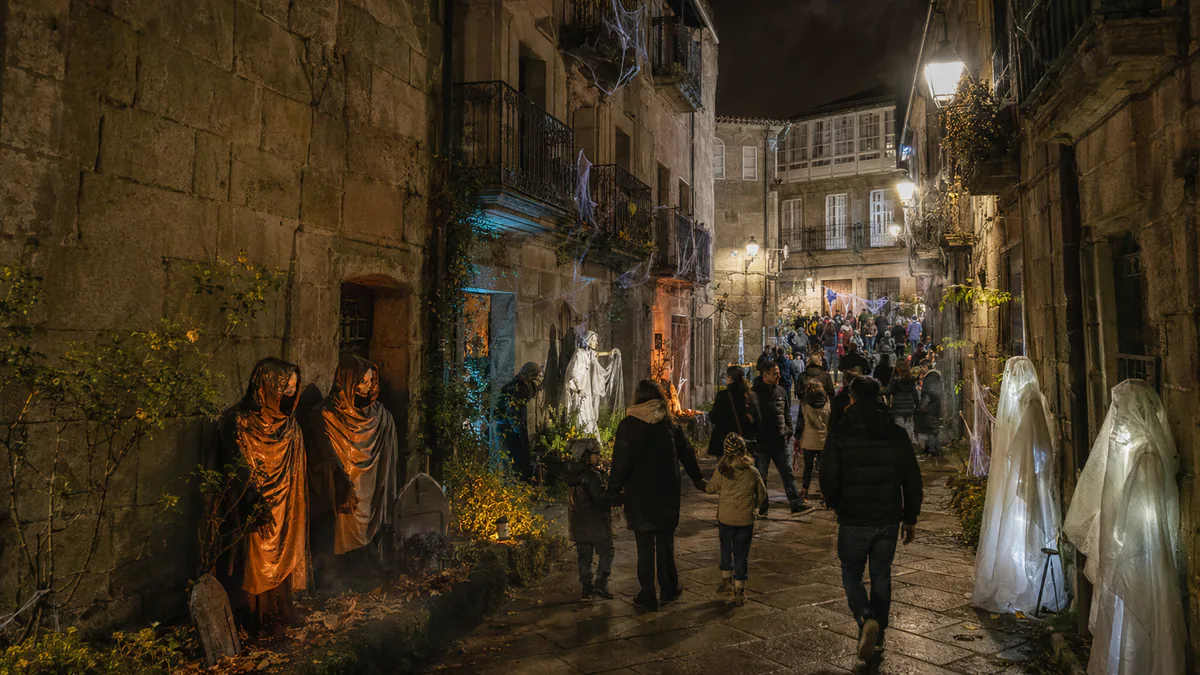 Recreación de Halloween y Samaín en una calle de piedra del casco histórico de Allariz