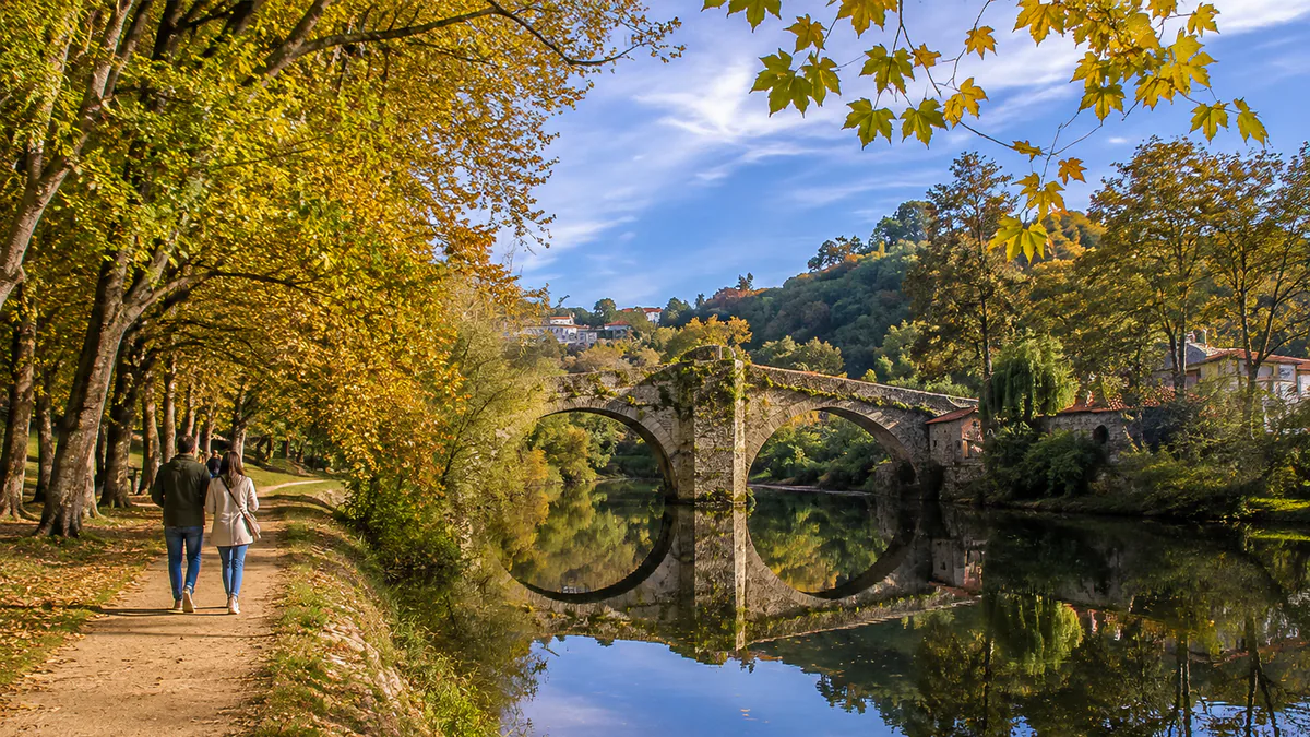 Recreación del paseo junto al río Arnoia y los jardines de Allariz en otoño