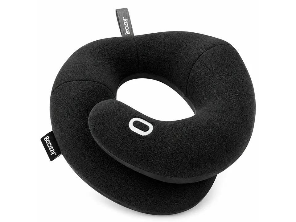 BCOZZY negra, almohada de viaje con extremos superpuestos bajo la barbilla
