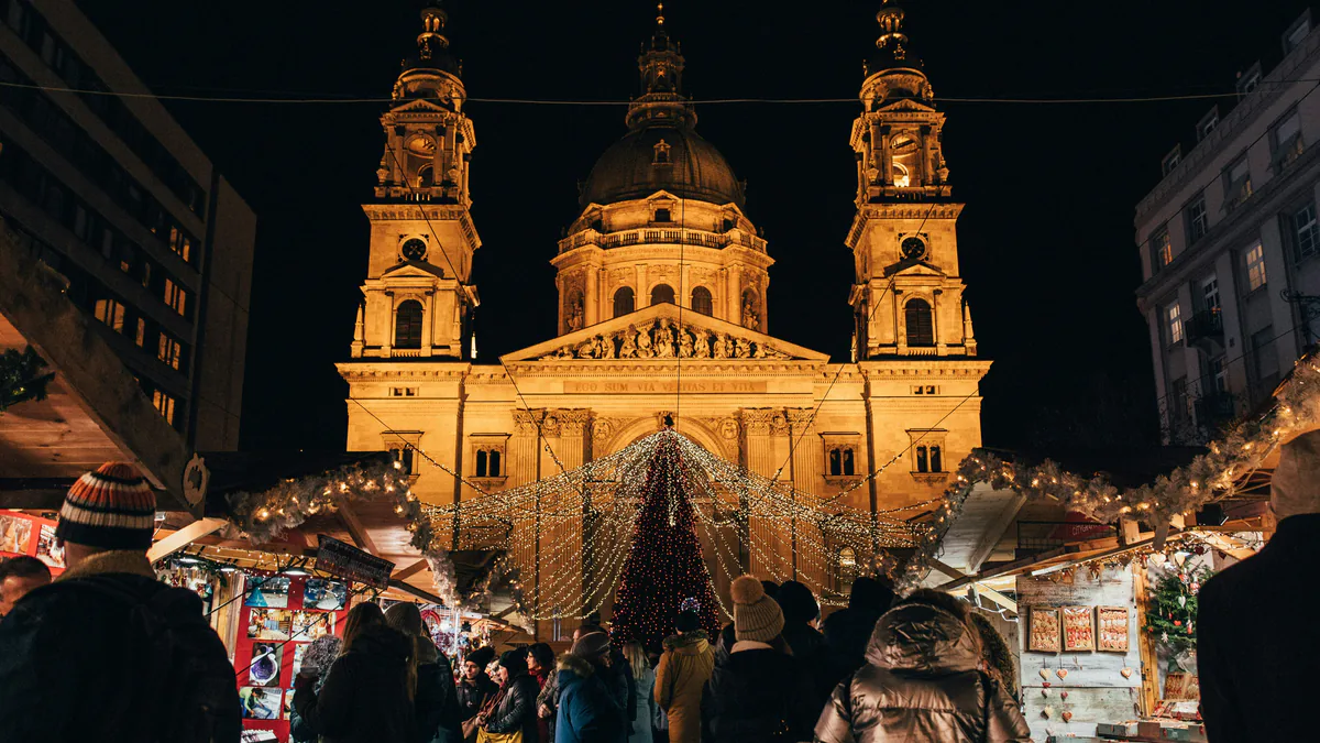 Advent Bazilika frente a la Basílica de San Esteban de Budapest por la noche