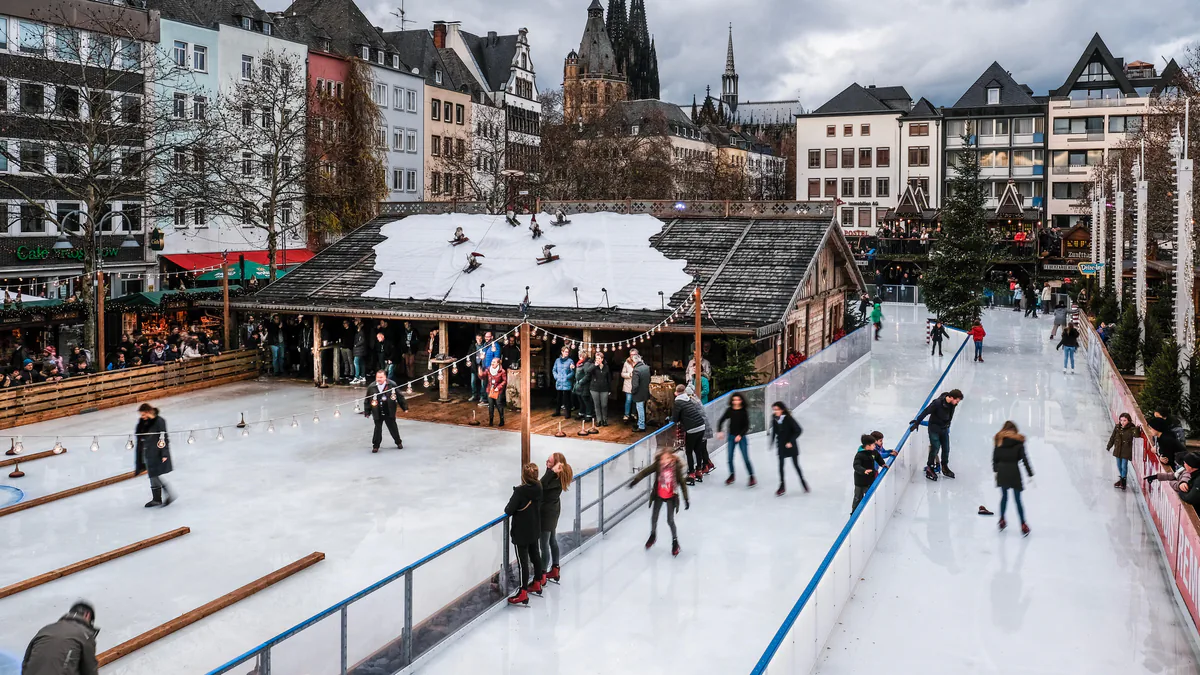 Pista de hielo de Heinzels Wintermärchen con la catedral de Colonia al fondo