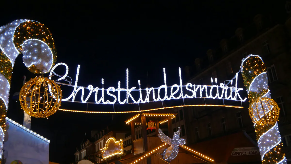 Entrada iluminada del Christkindelsmärik de Estrasburgo