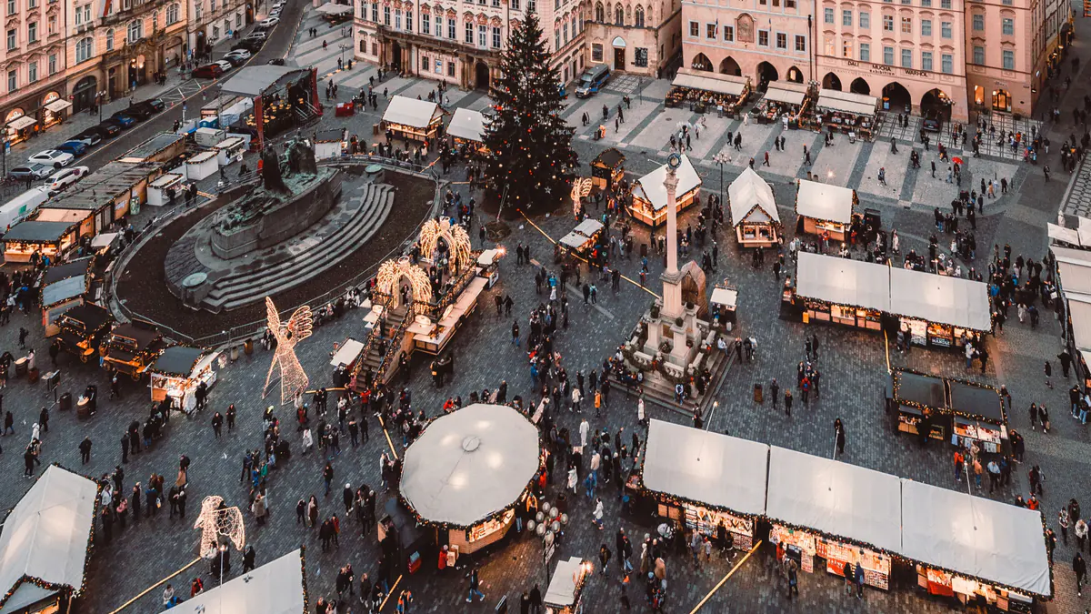Mercado de Navidad de Old Town Square junto a la iglesia de Týn en Praga