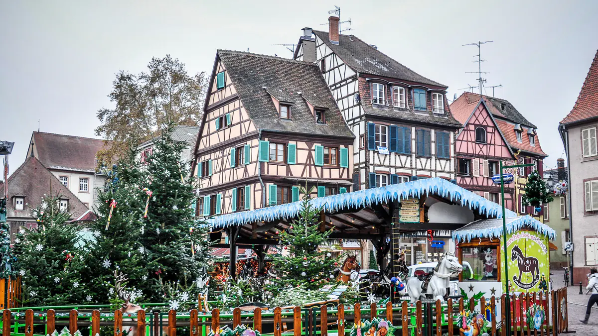 Mercado de Navidad entre casas de entramado de madera en Colmar