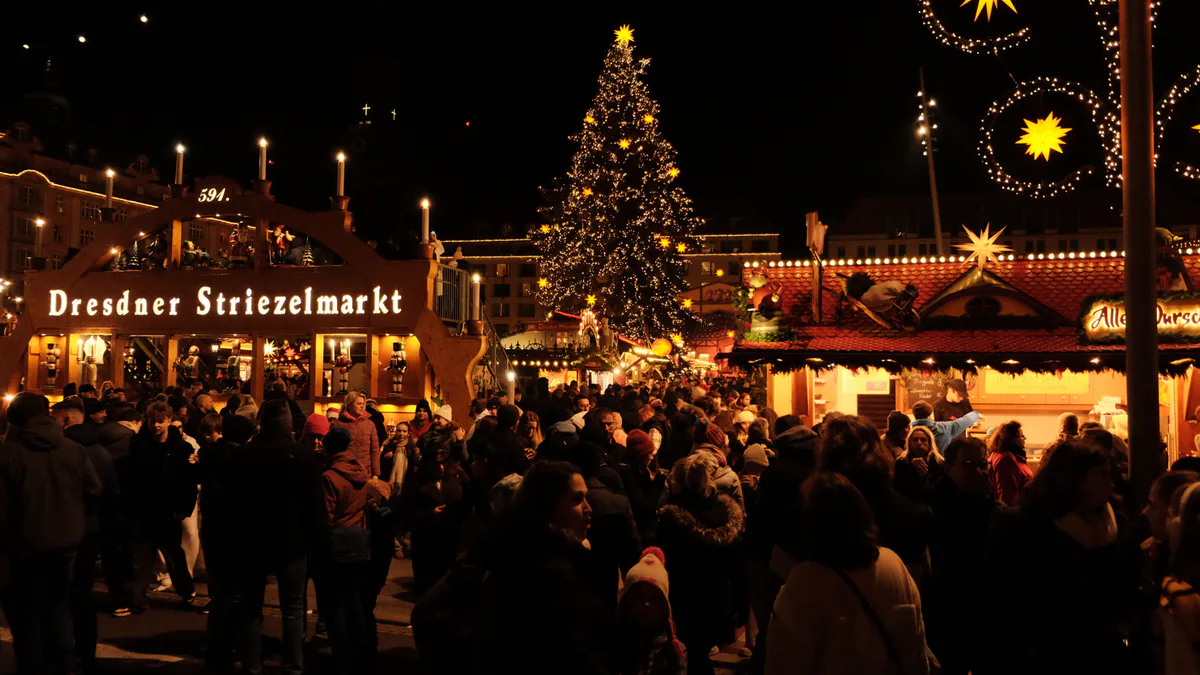 Striezelmarkt de Dresde lleno de visitantes y decorado por Navidad
