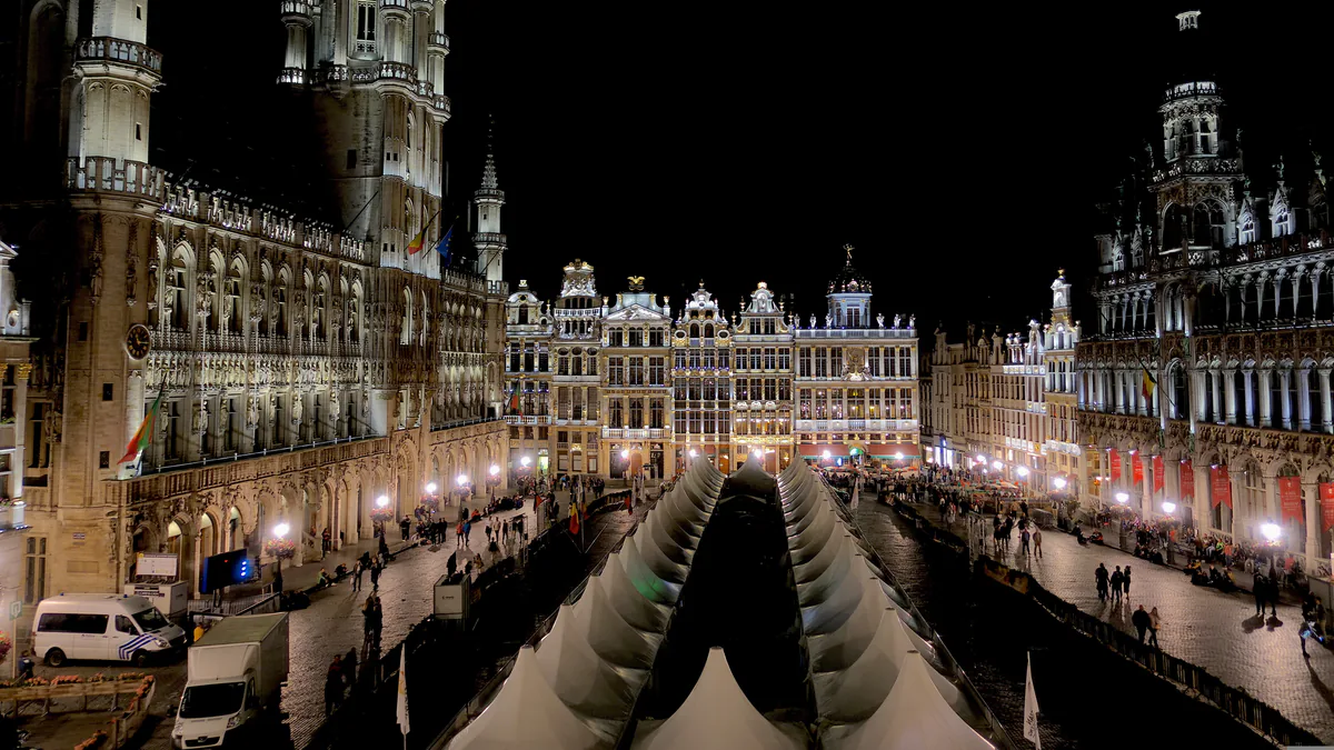 Winter Wonders en la Grand-Place de Bruselas por la noche