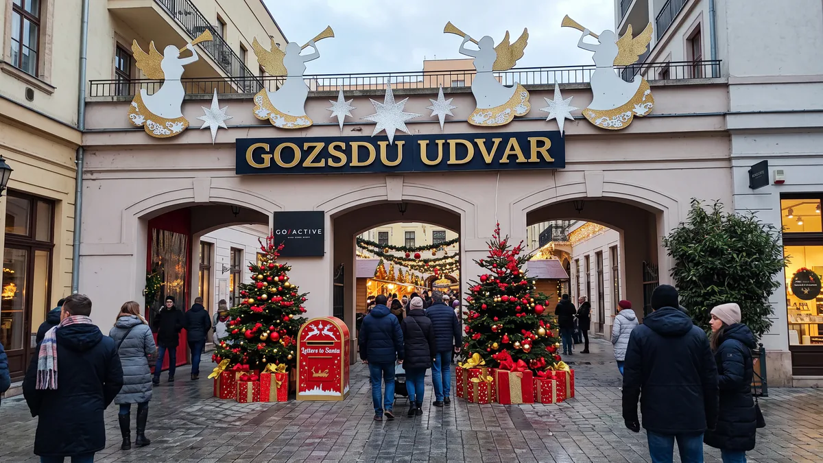 Entrada decorada del mercado navideño de Gozsdu Udvar