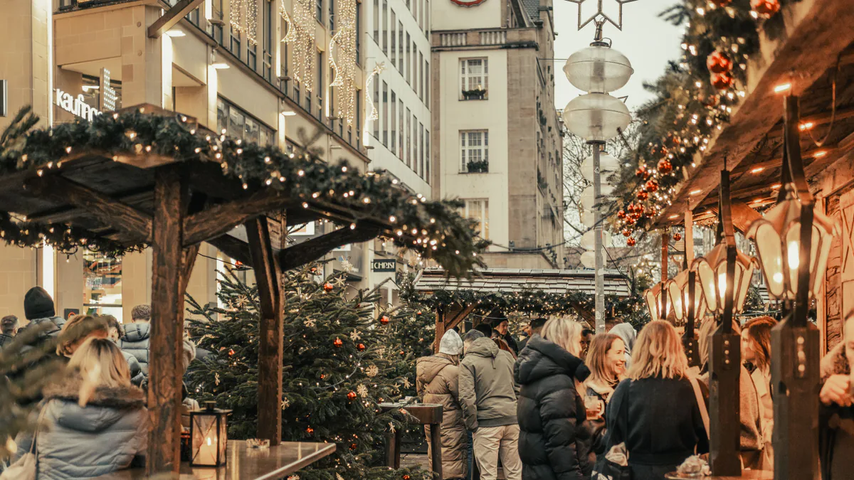 Mercado navideño de Alemania entre puestos iluminados