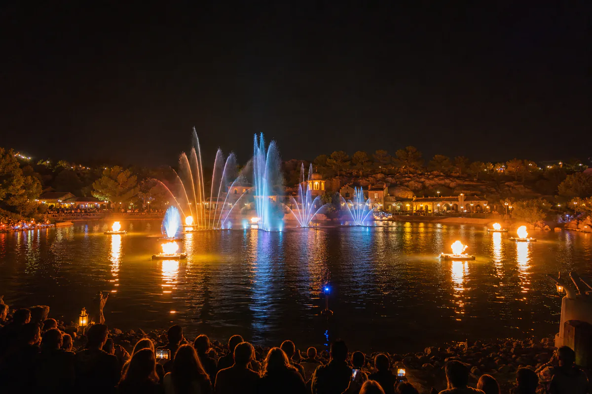 Recreación de un espectáculo nocturno con fuego y agua en el lago de PortAventura