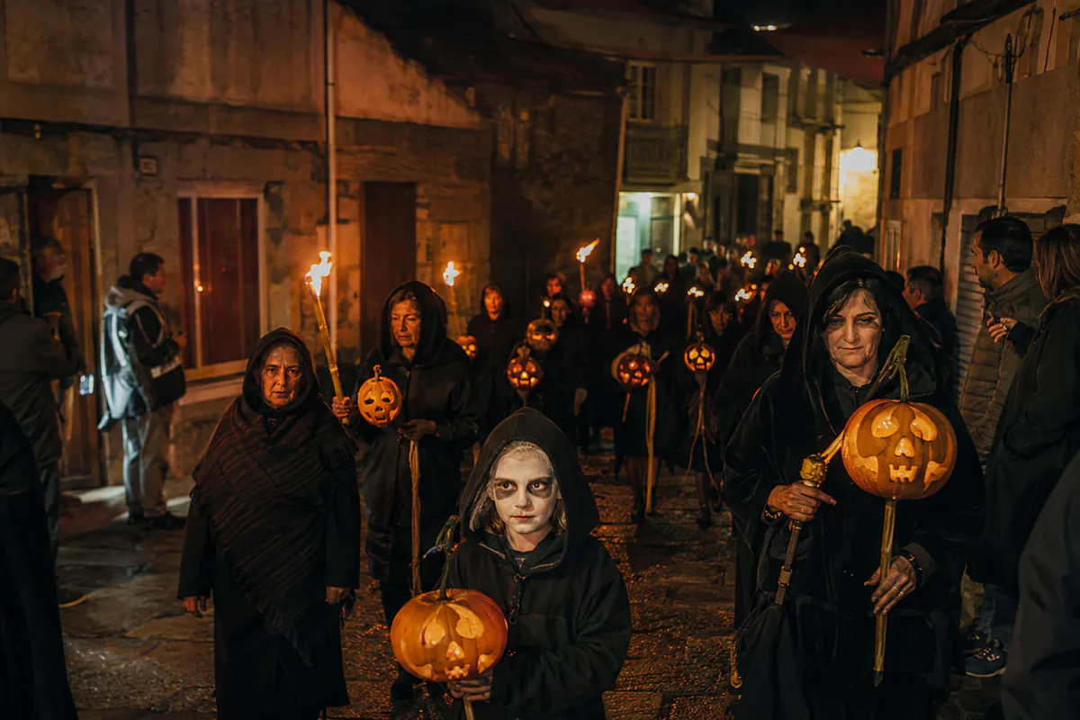 Procesión de Caveiras en Catoira con calabazas iluminadas y antorchas