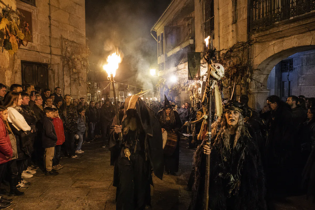 Personajes de la Noite Meiga de Ribadavia recorriendo las calles del casco histórico